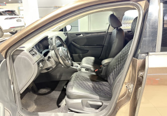 Подержанный автомобиль Volkswagen Jetta Sedan 2012 года (7 фото)