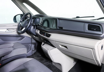 Подержанный автомобиль Volkswagen Multivan 2022 года (10 фото)