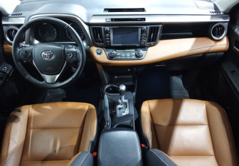 Подержанный автомобиль Toyota RAV4 2019 года (11 фото)