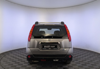 Подержанный автомобиль Nissan X-Trail 2010 года (6 фото)