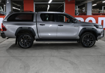 Подержанный автомобиль Toyota Hilux 2020 года (4 фото)