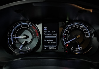 Подержанный автомобиль Toyota Hilux 2020 года (16 фото)