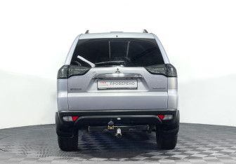 Подержанный автомобиль Mitsubishi Pajero Sport 2011 года (6 фото)