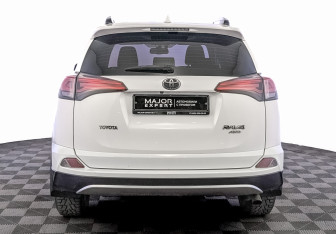 Подержанный автомобиль Toyota RAV4 2016 года (6 фото)