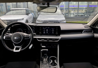 Подержанный автомобиль Kia K5 2020 года (11 фото)