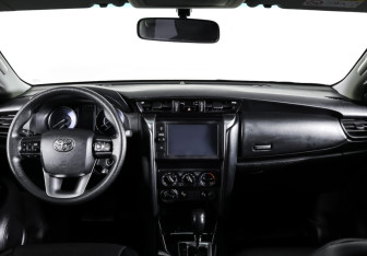 Подержанный автомобиль Toyota Fortuner 2022 года (19 фото)