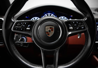 Подержанный автомобиль Porsche Cayenne 2021 года (10 фото)