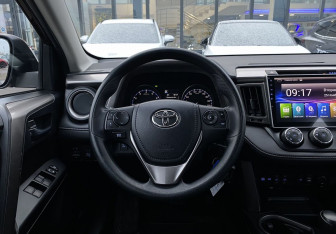 Подержанный автомобиль Toyota RAV4 2016 года (14 фото)