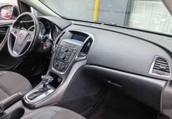 Подержанный автомобиль Opel Astra Wagon 2012 года (11 фото)