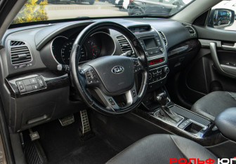 Подержанный автомобиль Kia Sorento 2013 года (15 фото)