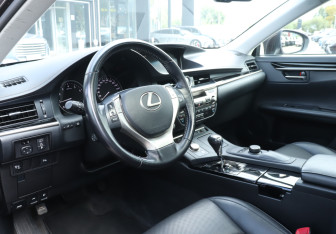 Подержанный автомобиль Lexus ES 2015 года (13 фото)