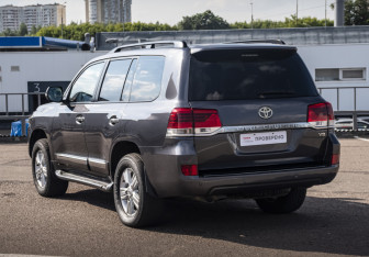 Подержанный автомобиль Toyota Land Cruiser Suv 2012 года (7 фото)