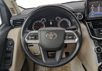 Подержанный автомобиль Toyota Land Cruiser Suv 2022 года (22 фото)