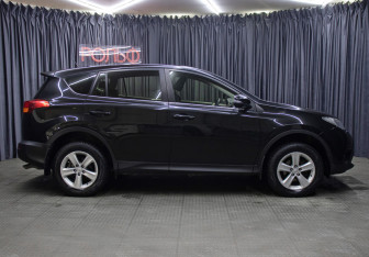 Подержанный автомобиль Toyota RAV4 2015 года (4 фото)
