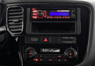 Подержанный автомобиль Mitsubishi Outlander 2015 года (17 фото)
