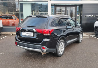 Подержанный автомобиль Mitsubishi Outlander 2015 года (5 фото)