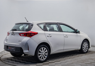 Подержанный автомобиль Toyota Auris Hatchback 2013 года (5 фото)