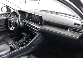 Подержанный автомобиль Kia K5 2021 года (10 фото)