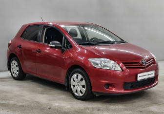 Подержанный автомобиль Toyota Auris Hatchback 2011 года (3 фото)