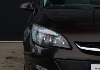 Подержанный автомобиль Opel Astra Sedan 2014 года (19 фото)