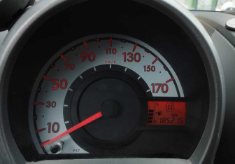 Подержанный автомобиль Peugeot 107 2011 года (12 фото)