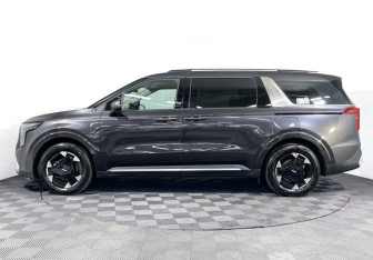 Подержанный автомобиль Kia Carnival 2025 года (8 фото)