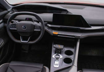 Подержанный автомобиль Changan UNI-V 2023 года (13 фото)