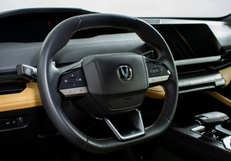 Подержанный автомобиль Changan UNI-V 2022 года (14 фото)