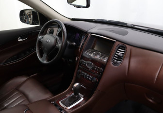 Подержанный автомобиль Infiniti QX50 2017 года (10 фото)