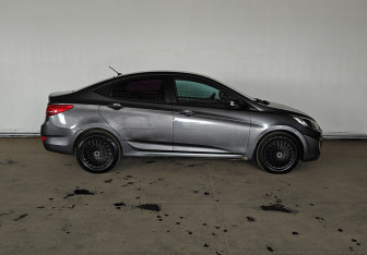 Подержанный автомобиль Hyundai Solaris Sedan 2012 года (7 фото)