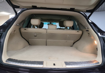 Подержанный автомобиль Infiniti QX70 2015 года (14 фото)
