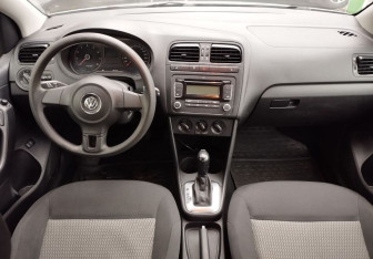 Подержанный автомобиль Volkswagen Polo Sedan 2012 года (9 фото)