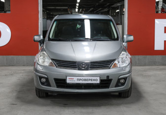 Подержанный автомобиль Nissan Tiida Hatchback 2008 года (2 фото)