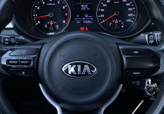 Подержанный автомобиль Kia Rio Sedan 2018 года (15 фото)