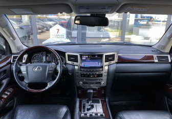 Подержанный автомобиль Lexus LX 2014 года (15 фото)