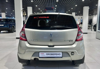 Подержанный автомобиль Renault Sandero 2011 года (5 фото)
