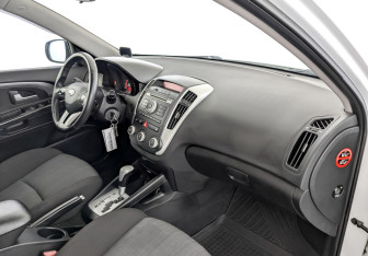 Подержанный автомобиль Kia Ceed Hatchback 2010 года (11 фото)