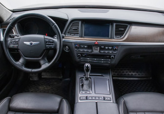 Подержанный автомобиль Hyundai Genesis 2015 года (13 фото)