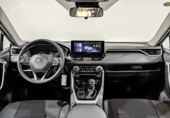 Подержанный автомобиль Toyota RAV4 2024 года (14 фото)
