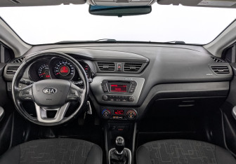 Подержанный автомобиль Kia Rio Hatchback 2015 года (14 фото)