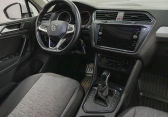 Подержанный автомобиль Volkswagen Tiguan 2021 года (10 фото)