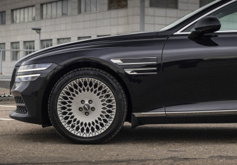 Подержанный автомобиль Genesis G80 2021 года (12 фото)