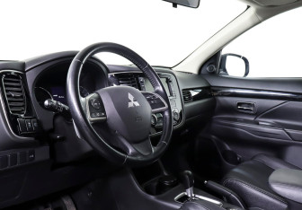 Подержанный автомобиль Mitsubishi Outlander 2014 года (11 фото)