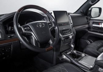 Подержанный автомобиль Toyota Land Cruiser Suv 2017 года (14 фото)