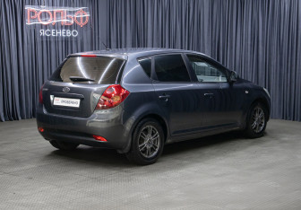 Подержанный автомобиль Kia Ceed Hatchback 2009 года (5 фото)