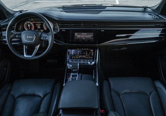 Подержанный автомобиль Audi Q7 2021 года (12 фото)