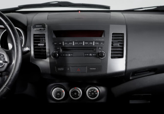 Подержанный автомобиль Citroen C-Crosser 2008 года (13 фото)