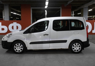 Подержанный автомобиль Peugeot Partner 2010 года (8 фото)