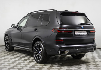 Подержанный автомобиль BMW X7 2023 года (7 фото)