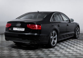 Подержанный автомобиль Audi S8 2013 года (5 фото)